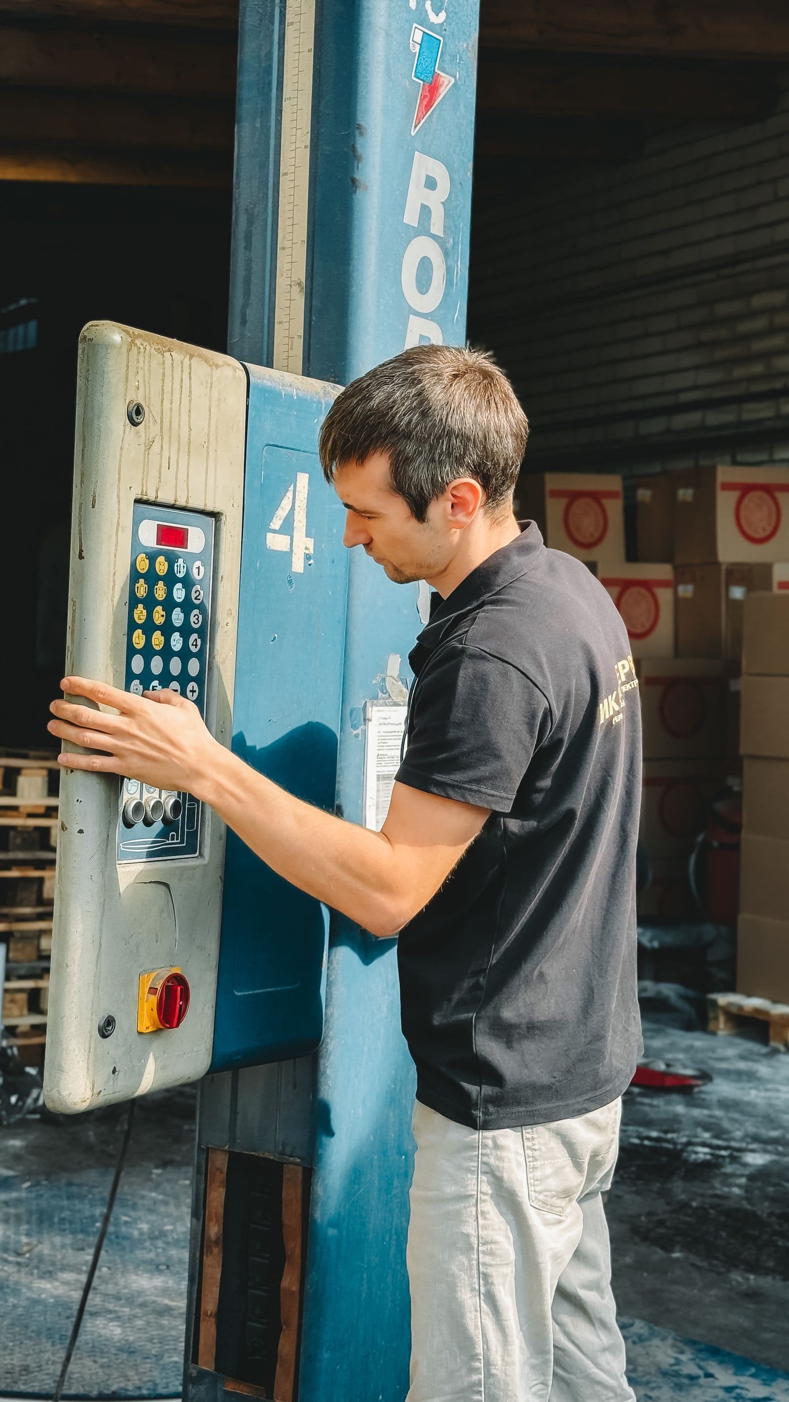 Un quai de chargement de dépôt logistique.
